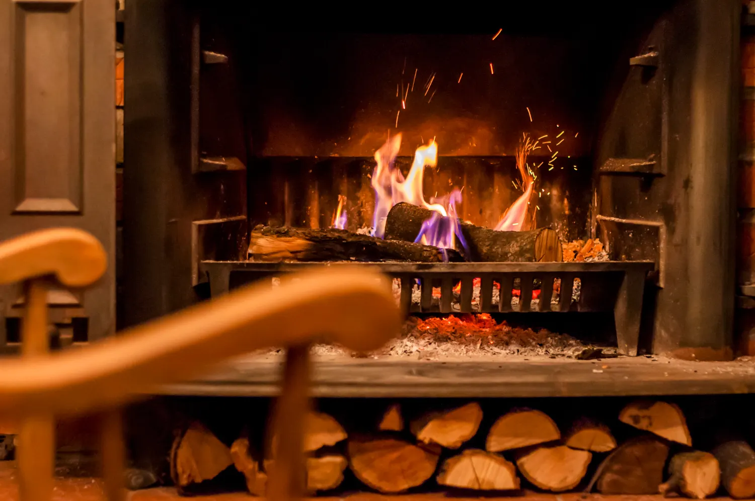 Offener Kamin mit brennenden Holzscheiten